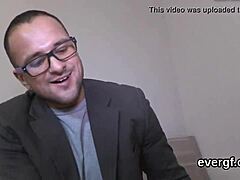 Chudý milenec nechá drzého kamaráda šukat jeho holku za prachy