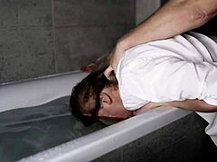 Meest passionele amateur stel seksscène met zoenen, deepthroat, gezicht neuken in keuken cinema stijl