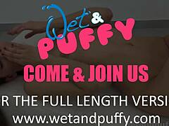 Vroča brunetka v nogavicah in čevljih draži svojo mokro pičko z dildom. Gaping bližnjica razkrije majhne 18+ joške v spodnjem perilu