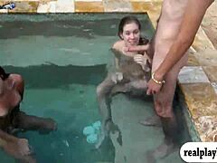 비키니 입은 귀여운 여대생들 수영장에서 그룹 오르가즘 블로우잡