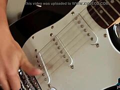 iki ateşli milf model playboy için soyunuyor