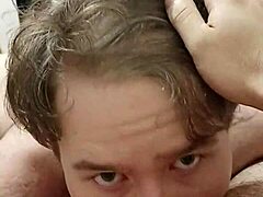 Waarom hunkert deze onderdanige twink jongen zo gretig naar zuigen van die enorme lul