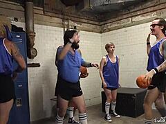 Basketball-Team trifft sich für Gruppensession mit gefesselter Journalistin in BDSM-Stil. Sie erkunden Doppelanal und haariges Fetisch-Spaß zusammen.