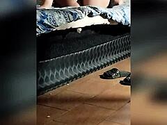 抓到继母自慰狂操她屄内射