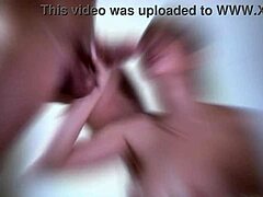 Момичето от съседство предлага мокра интимна свирка