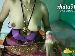 इंडियन भाभी फ्रेंड को फक करती है।