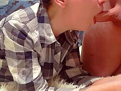 Stiefbroer werd gezogen door babe in pantyhose thuis. Ouders bleven onwetend van enorme cumshot op kousen.