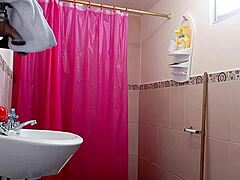 Nevlastná mama vtrhne do sprchy a rieši môj tvrdý kokot