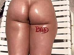 סאמר רוב נותנת יד על חוף עירום מיאמי