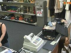 Azafata latina clavada duro audazmente por guardián de empeño en acción de cámara espía