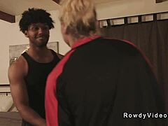 Hej blond cheerleader, redo för den svarta hunk quarterbacken att anala din muskulösa rumpa?