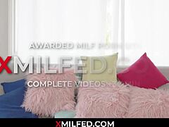 Fiú elámul a barátnője mostoháján, Dee Williamsen a halloweeni bulin