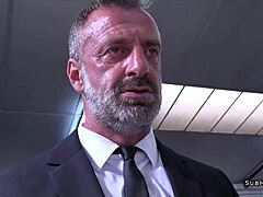 Anouk Grey接受深肛交，在狂野支配游戏中喷水