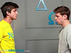 Колежански брат от NextDoorStudios доказва уменията си да кара мъжете да свършват с финландския си огромен кура, чукайки