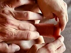 वाइफ ब्लोजॉब और डिल्डो फन का मजा लेती है