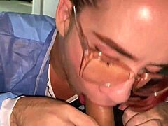 医者が性的問題を解決するためにクロスドレッシングのラテン系たちとグループオーガニーに参加