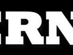 Stiskanje tesne ritke v divji skupinski akciji.