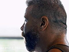 パラノイド男がようやく隔離パンデミック中に深いアナルファックを受ける