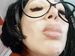 Esta diosa gigante esclaviza con coño mojado y órdenes sádicas de puta en dominación solo