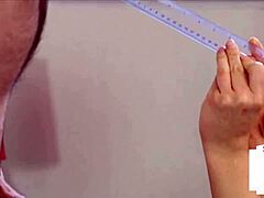 Dominująca Brytyjka masturbuje małego kutasa swojego uległego chłopaka.