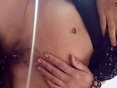 Tirata audace di mutandine in auto porta a intensa scopata di fica per riparare la leva del cambio rotta. Il meccanico salta gli attrezzi.