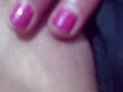 Ruiva curvilínea fuma enquanto você ajoelha e saboreia a buceta doce dela POV.