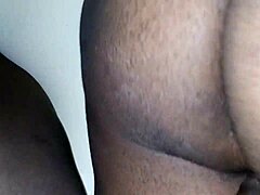 Dikke zwarte kerel met enorme monster lul chillt en neukt hard