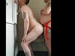 Cítím se tak ponížený, když mě moje přítelkyně peguje v zadku ve sprše dildem.