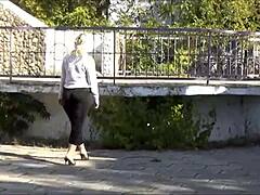 Näe hänen perseensä mustissa läpinäkyvissä leggingseissä rehellisessä ulkona houkuttelussa korkokengät ja seksikkäät kengät näkyvissä