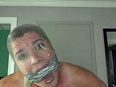 La femme de chambre d'hôtel attachée en chaussures s'étouffe sur une gorge profonde avec éjac dans la bouche en étant penchée