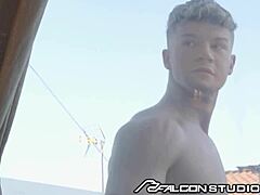 小伙Dean Young在卧室吞噬男友的大鸡巴深喉