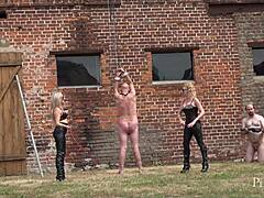 Redselige Sklavin erleidet Outdoor-Peitschen und Caning von Göttin Miss Suzanna Maxwell und Miss Courtney trotz Würge-Fetisch