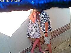 CCTV-kamera fångar amatörpar i utomhus offentlig knull nära restaurang