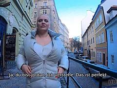 ฮันเตอร์เจอสาวบลอนด์หน้าอกใหญ่และเย็ดเธอใกล้แฟนในเซสชั่นหน้าอกมิลฟ์อวบ