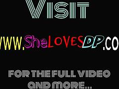 Dievča s pekným zadkom žerie spermie po dvojitej penetrácii?