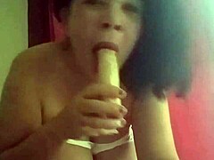 Játszom a nagy cicimmel és nyalogatom őket szolóban.