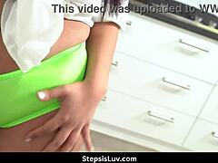 Lycklig liten 18+ styvsyster Luna Mills blir lekfull med Donnie Rock i ett kurvigt asiatiskt bubbeldel äventyr böjd över och rakad