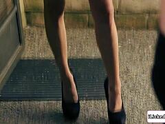 ¿Es Tan Caliente Esta Pequeña Jefa Morena 18+ Lamiendo Coño Y Masturbándose En Lencería?