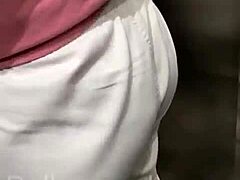 Amadora brasileira Bella de lingerie faz garganta profunda e engole gozo