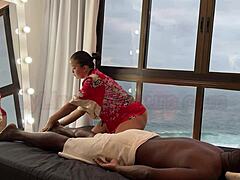 Masseuse Asia Beri Pijat Relaks ke Cowok Hitam Berotot yang Cum di Dalam Memek Latina