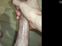 Amatir muda lancap kote dalam video rumah.