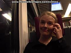 J'ai déchiré le collant de ma chaude copine en extérieur et j'ai baisé sa chatte poilue fort