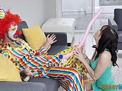Jeg elsker at se milf sutte klovns monsterpik