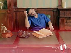 同性医生脱光衣服在医院工作台上自慰