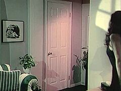 İpek çoraplar çifti oral seks ve boşalma zevklerine çekiyor, vintage iç çamaşırları sahnesinde