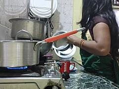 젊은 이모가 목장 스타일로 구부려 애널 박음