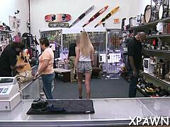 Oplev glæden ved nøgne tøser der har vild sex i butik med blowjobs og orgasmer