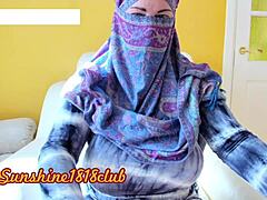 Mama MILF in hijab gaat los