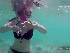 Neden Zayıf Alman Genç Veronikavonk Halka Açık Bikiniyle Büyük Doğal Memelerini Gösteriyor?