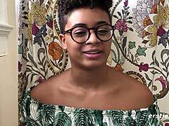 Kay se entrega ao prazer solo ebony no sofá